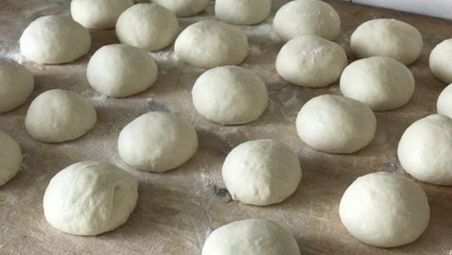 发面芝麻糖饼,排好气之后将面团均匀的分成小面团,大概一个60克左右