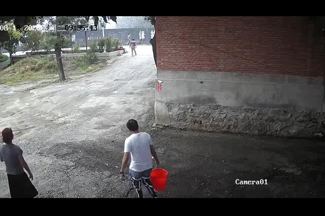 驻河北省涿州市66336部队五名官兵组织军民紧急抢险突然起火的大货车
