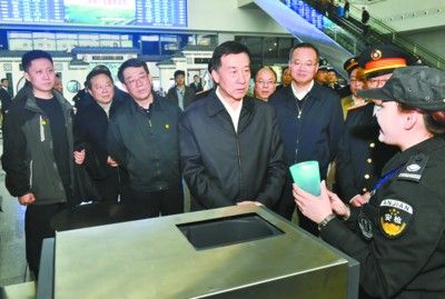 12月1日,国务委员王勇在合肥高铁车站检查安全工作. 本报记者 杨竹 摄