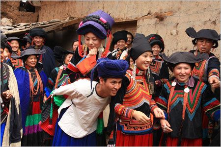 彝族婚俗-泼水迎亲和摔跤婚礼