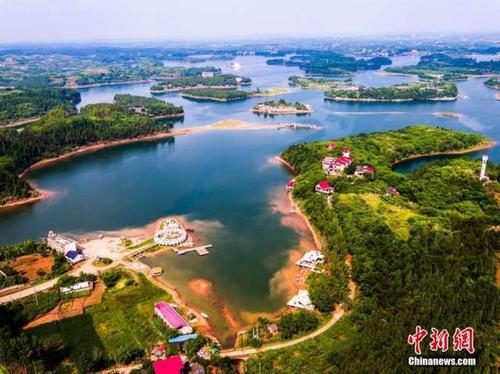 空中俯瞰秀美的成都龙泉湖