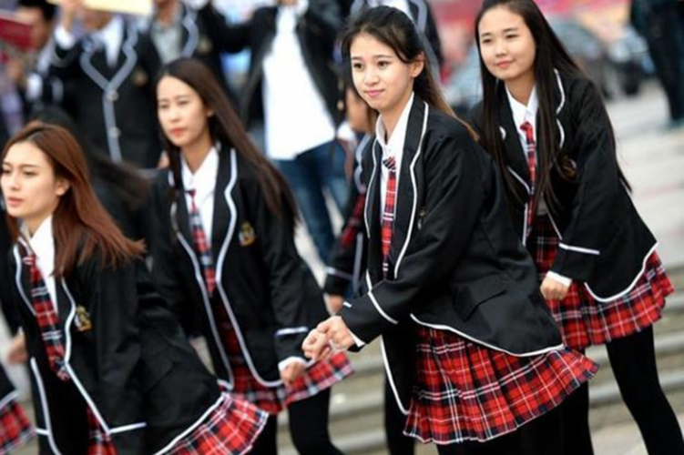 为什么贵族学校校服是"裙子",普通学校是"裤子"?原因很现实
