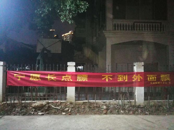 街上两傍是抗疫劝行的标语,横幅,偶能见到车行驶.