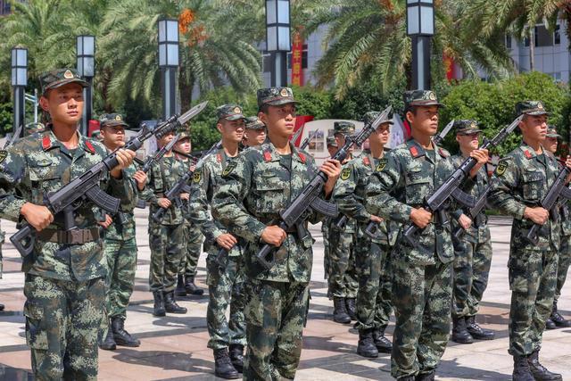 接过钢枪 牢记使命:广西武警柳州支队举行春季入伍新兵授枪仪式(组图)