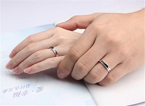 是表面在恋爱的状态,若是将戒指戴在左手的无名指上,则是意味着已经