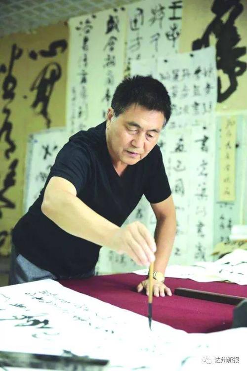 达州市书法家协会主席,巴山书画院院长,他叫马骏华