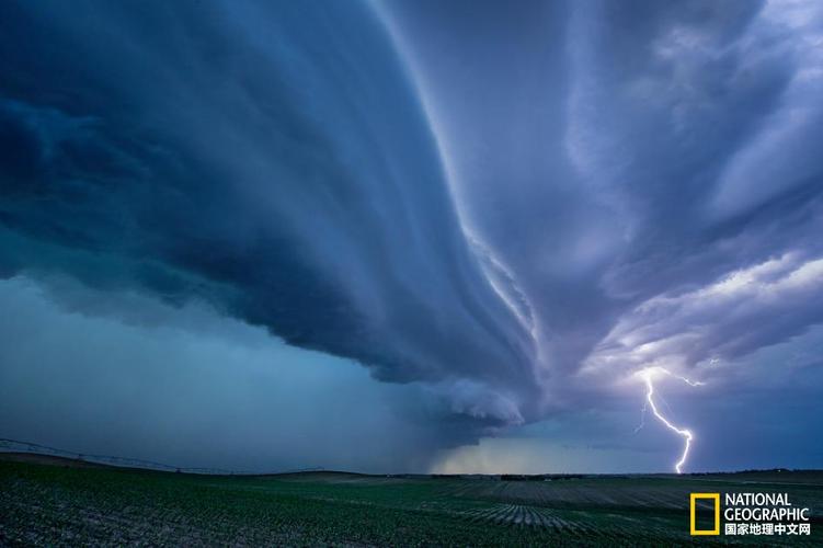 超级雷暴极其危险,强风,冰雹和龙卷风都是它们暴怒的表现.