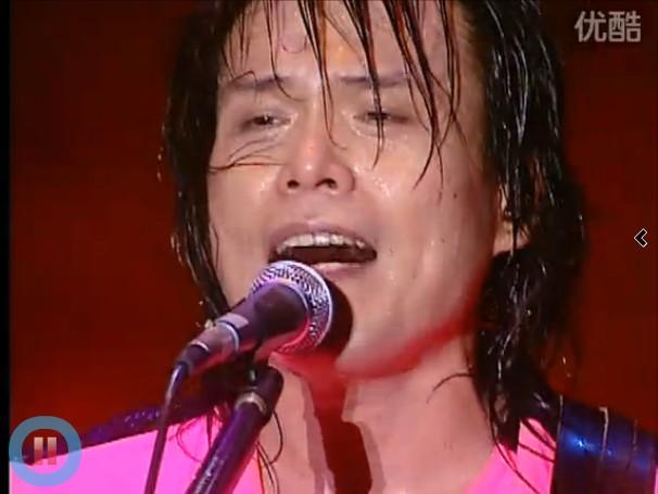 这是伍佰的哪一场演唱会? 衣着是粉红色,很特别. 演唱