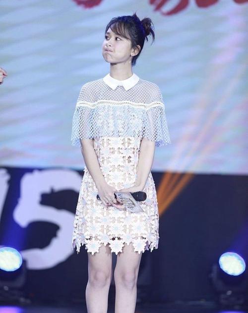 原创杨紫好尴尬!本想用透视镂空裙秀好身材,却不料被"小粗腿"抢镜