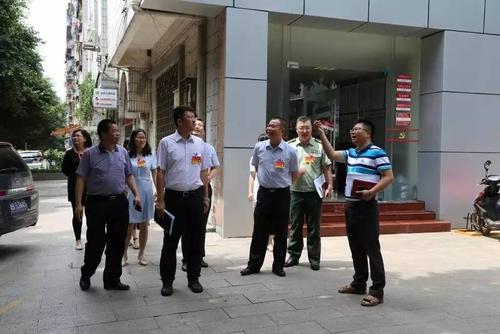 市,区党代表团队在龙华街道开展"接待周"活动,为群众