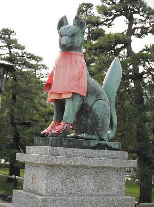 yoyo说 | 在日本, 为什么神社和寺庙的雕像上要挂着红布?