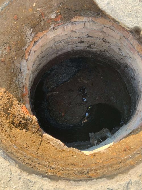 玉泉区石东路派出所对面民兴巷十多个污水井已满,导致建行楼小区排水