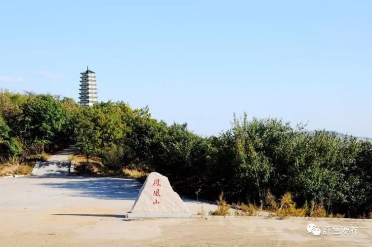 康熙皇帝二下关东时曾幸游凤凰山,并用膳于朝阳宫西客厅,该客厅由此得
