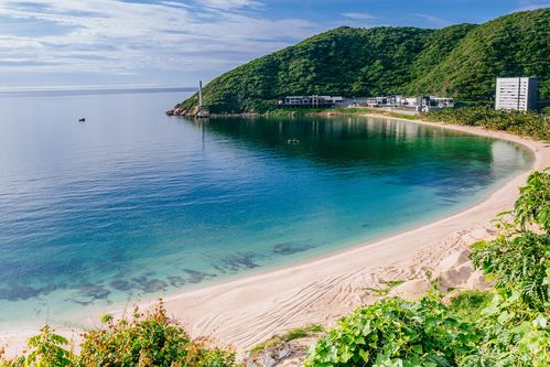 太阳湾位于海南三亚的南端,海湾不大,却面朝日出方向,是个拍摄日出的