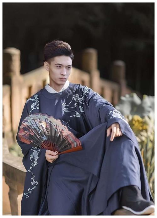 秦霄贤纹身莫名被作家刘信达提名,网友:秦宵贤才不是娱乐圈的人