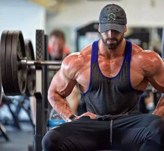 如何充分利用哑铃练出发达胸肌这么练拥有超级健美的胸肌