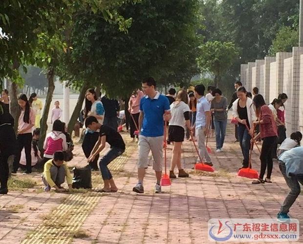 汕头文化艺术学校师生齐动手,共创文明城,喜迎党代会