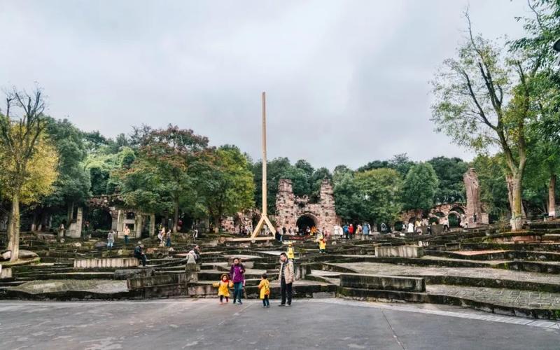 四川美术学院东门处,一座由砖头,石板和碎瓦片堆砌而成的"古堡校门"