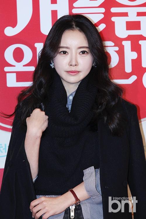 tablo携女儿haru出席妻子姜惠贞新片试映会