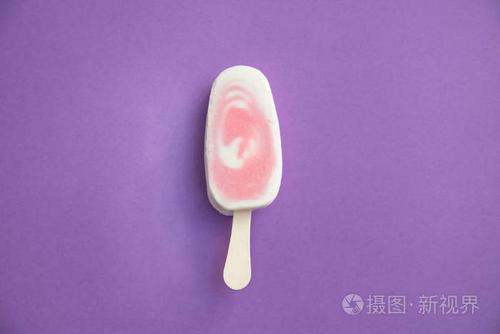 浆果冰淇淋和酸奶冰棒在紫色背景下的覆盆子