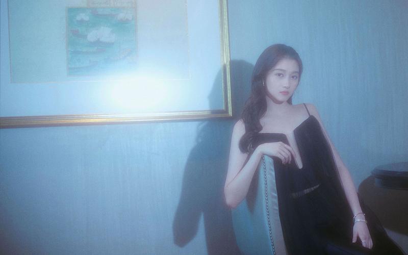 关晓彤性感优雅写真桌面壁纸