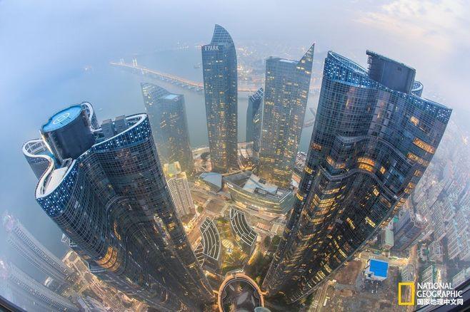韩国釜山海雾环绕着高楼大厦时从屋顶望出去的夜景