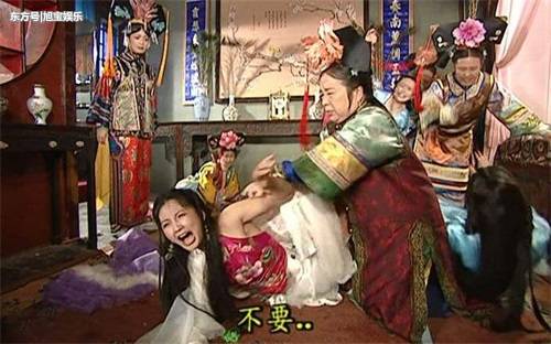 《还珠格格》大家错怪皇后 容嬷嬷了,容嬷嬷扒香妃衣服是为她好