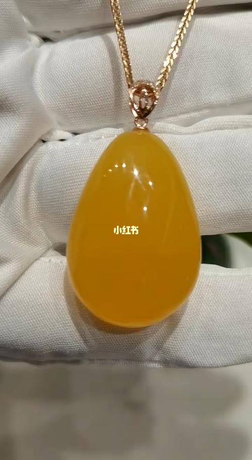 蜜蜡吊坠_吊坠_蜜蜡_钻石_18k金镶嵌_时尚_配饰