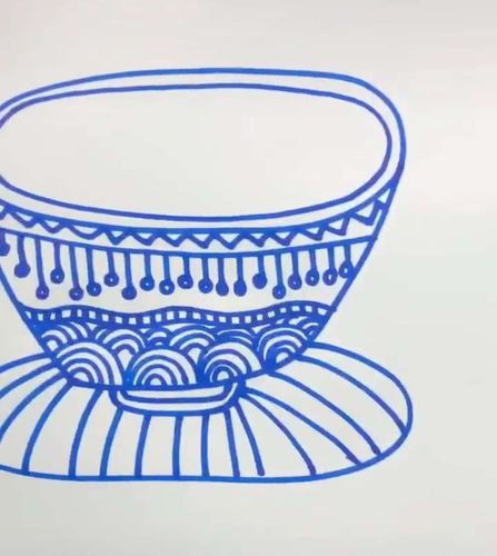 在白纸上画出花碗的造型,图案和线条可以自行装饰.