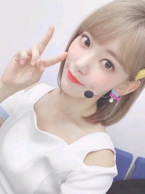 【izone】果然是和名字一样美丽的发色,宫脇咲良的粉色长发也太好看了