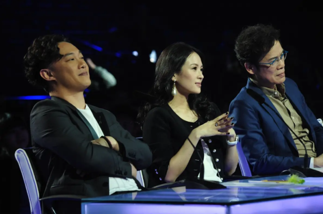 再加上章子怡演员的身份,确实很难俘获观众的芳心,没有第二季也是情理