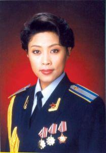 解放军空政歌舞团的女高音歌唱家,国家一级演员,曾获得第一届全国青年