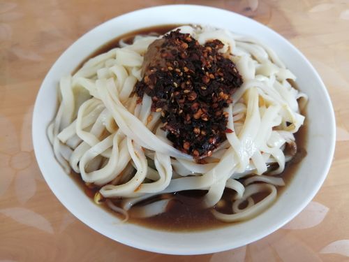 安康著名小吃,一下车,不觉肚肠饥饿,先咥一碗再说,名叫安康蒸面,味道