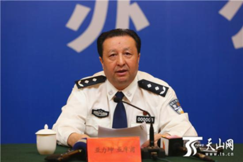 新疆维吾尔自治区公安厅副厅长亚力坤    亚库甫介绍改革有关情况.