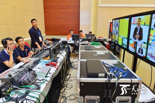 新疆电视台工作人员正在直播报道亚欧博览会.