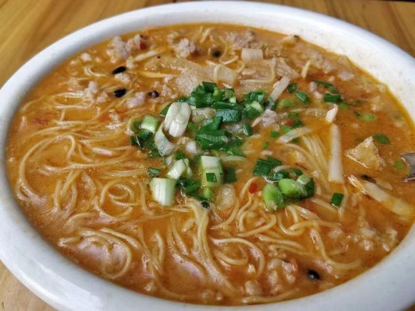 南宁一家北泉姐亲戚开的老友粉店,藏在偏僻角落里,每天人气爆棚