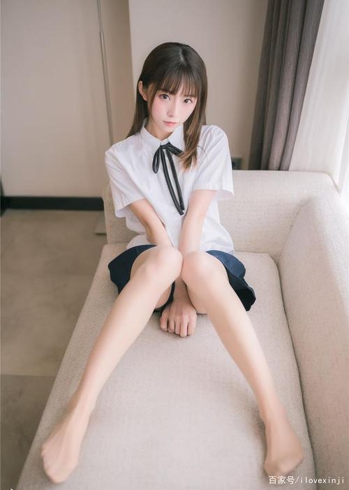 肉色丝袜与水手服很搭配的小姐姐