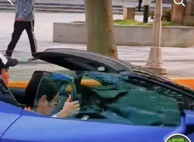 爆料者称,坐在蓝色豪车上身穿红色衣服的就是孙俪,而旁边戴着白色帽子