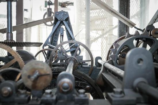 大钟机芯内,大量齿轮互相咬合,直径超过12毫米的钢丝绳代替了普通钟表