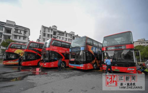"大红豆"上路,杭州双层巴士回归