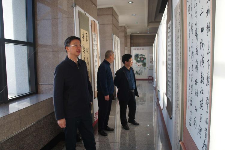 省局董涛局长观看展览