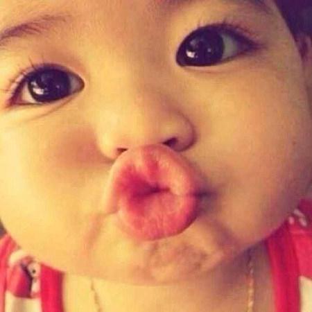 找一张一个小朋友嘟嘴的图片,嘴巴嘟的很大很可爱的