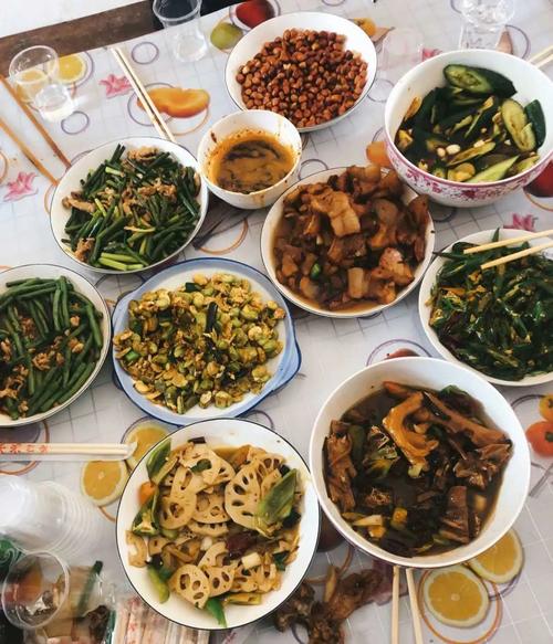 不管之前我们身处天南海北,一桌年夜饭就能将我们紧紧的联系在一起.