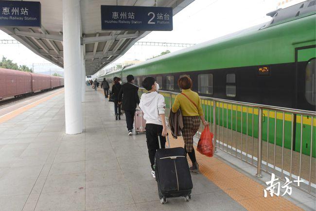 惠州火车站首次迎来复兴号动车