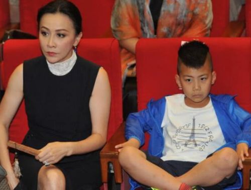大家觉得刘嘉玲的这个干儿子长得帅不帅呢?