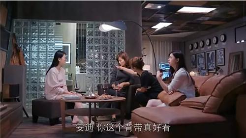 安迪家的天花板,颇有蒙德里安的风格.