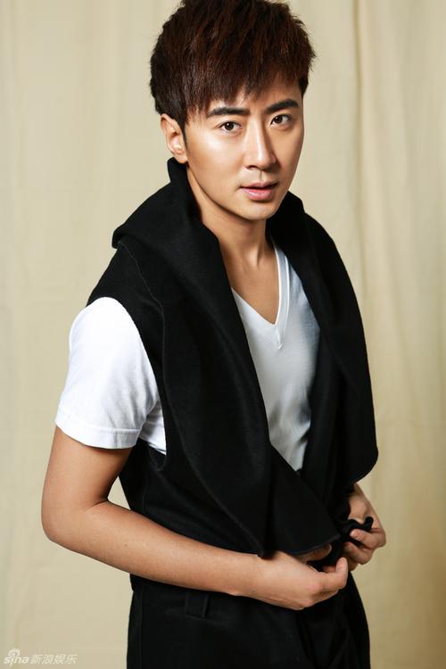 组图:高梓淇写真曝光 温暖型男上演帽子戏法_高清图集