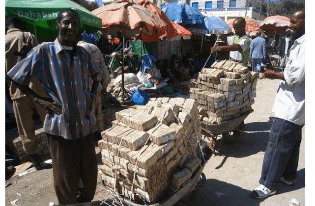 这样反而导致货币贬值,出现了严重的通货膨胀问题,国家信用下降,经济