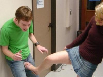 为什么男人的下面被踹会很痛?(1)