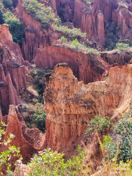州南涧县南涧河谷坝子周围,共有西山脚,总府庄,营地等大小四,五个景点